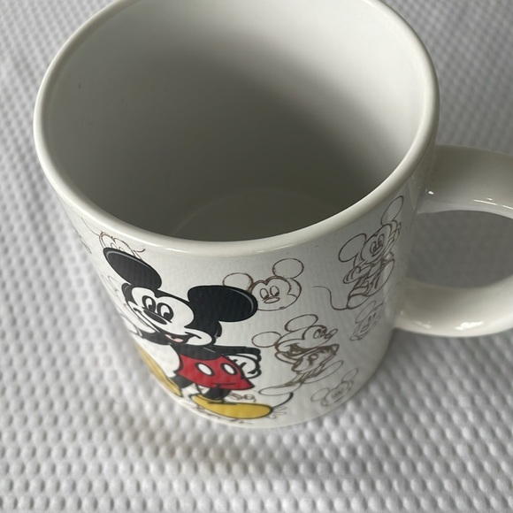 Disney Collectable  16 oz Mug Featuring Mickey Mouse. - Picture 6 of 6